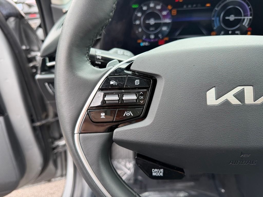 Used 2023 Steel Gray Kia Wind image 16