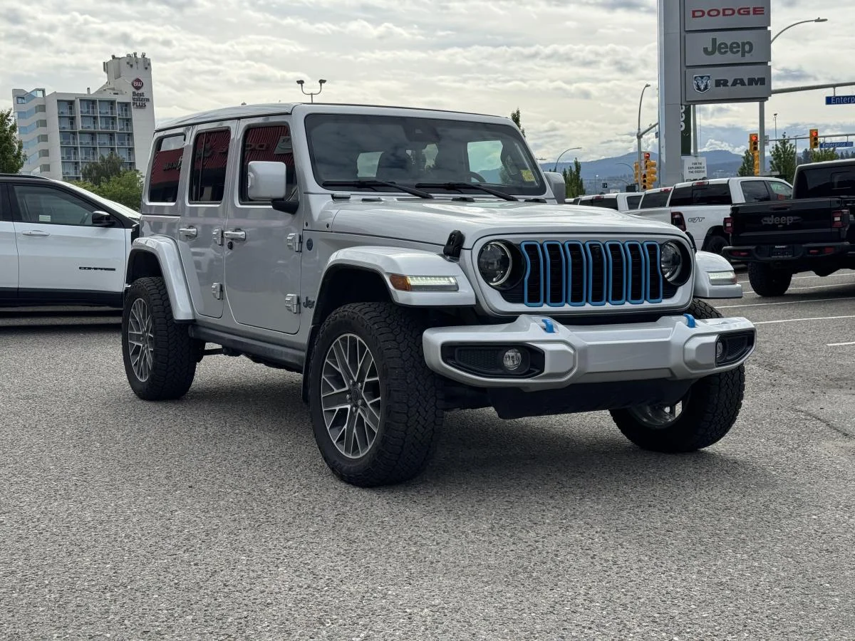 Used 2024 Silver Jeep High Altitude image 4