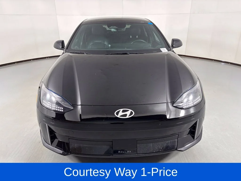 Used 2023 Black Hyundai SEL image 4