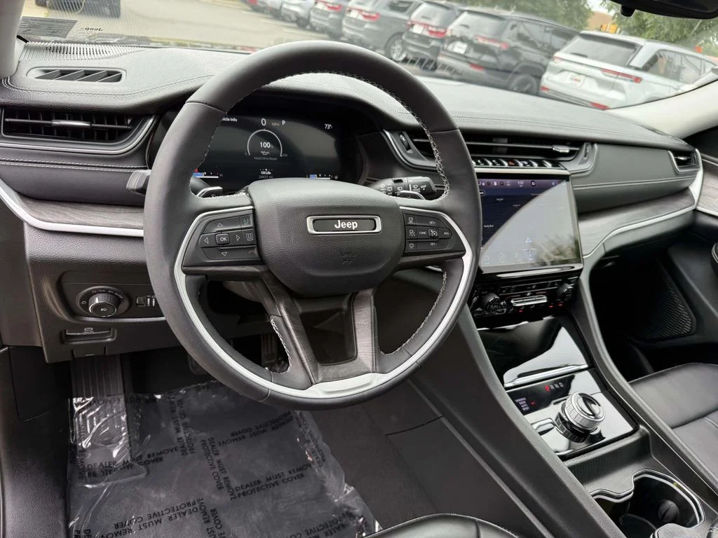 Used 2024  Jeep Limited image 2
