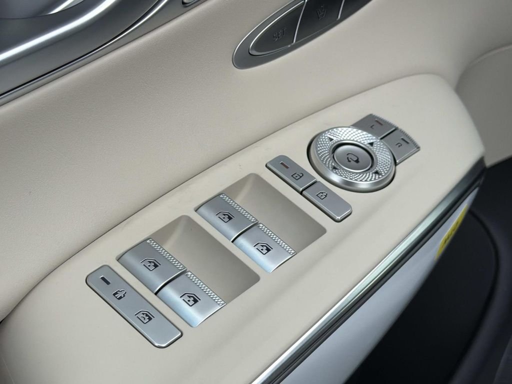 New 2026 White Genesis 2.5T Select image 18