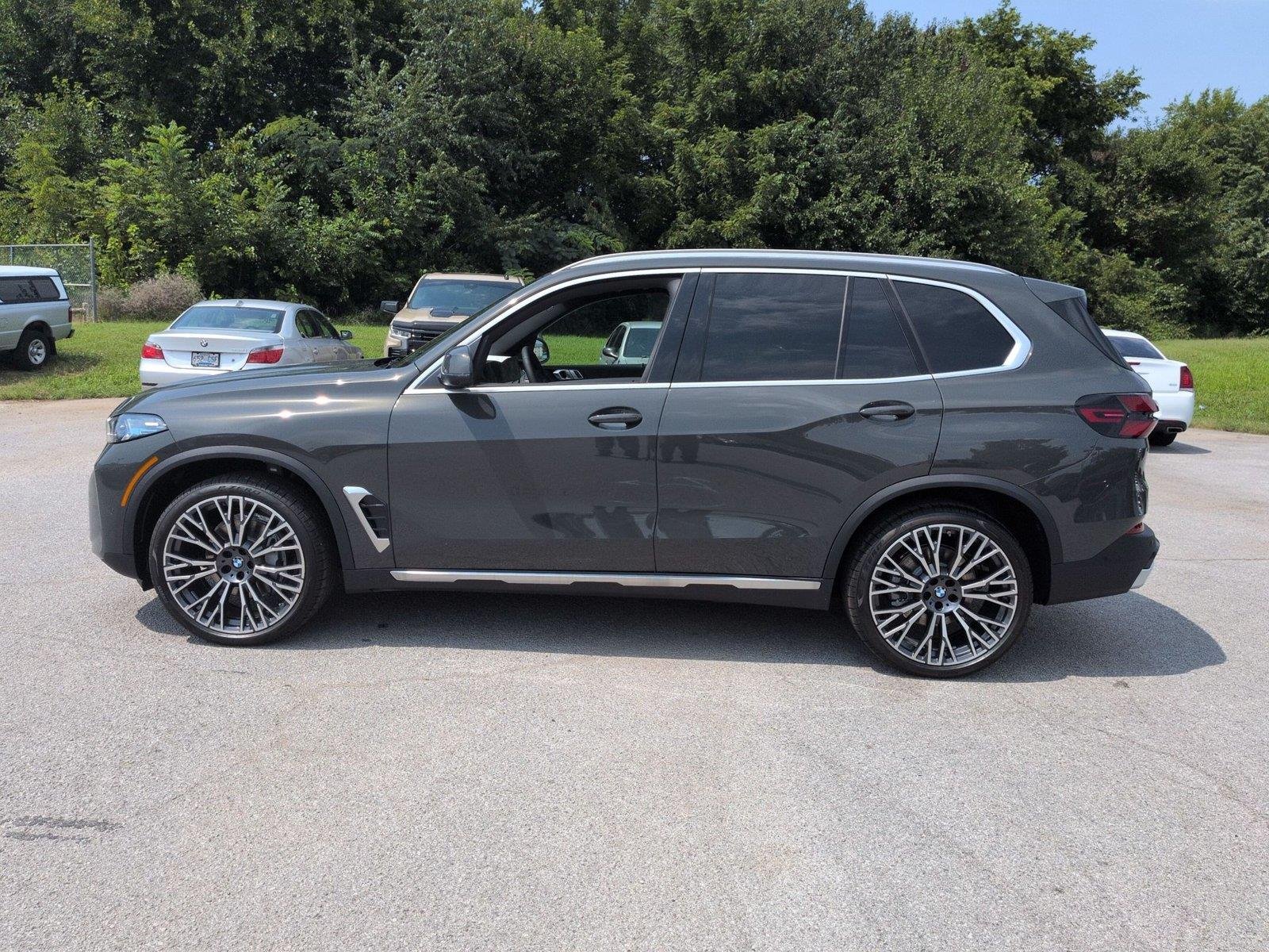 New 2026 Dravit Grey Metallic BMW xDrive40i image 2