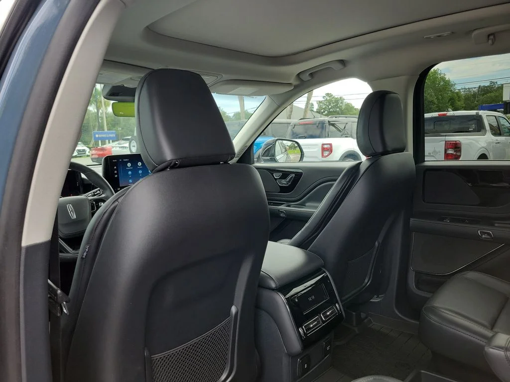Used 2025 Blue Lincoln Premiere image 21