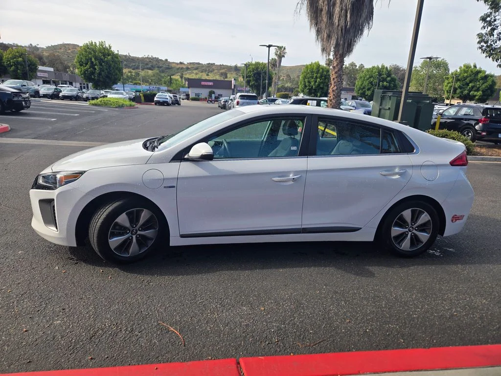 Used 2018 White Hyundai Limited image 4