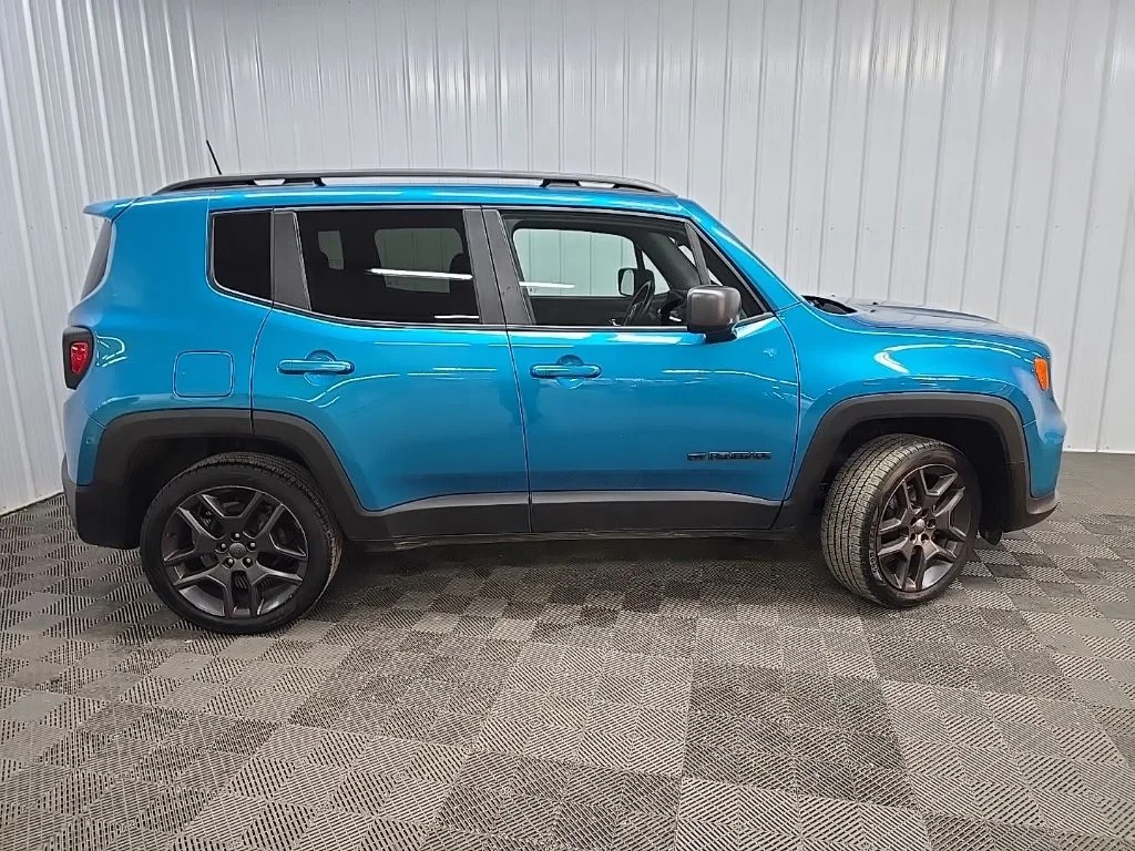 Used 2021 Bikini Metallic Clearcoat Jeep Latitude image 2