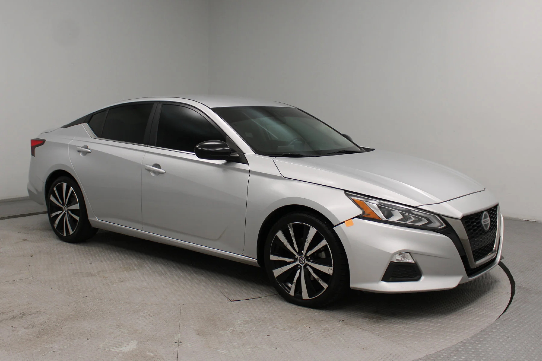 Used 2019 Brilliant Silver Metallic Nissan 2.5 SR Sedan image 21