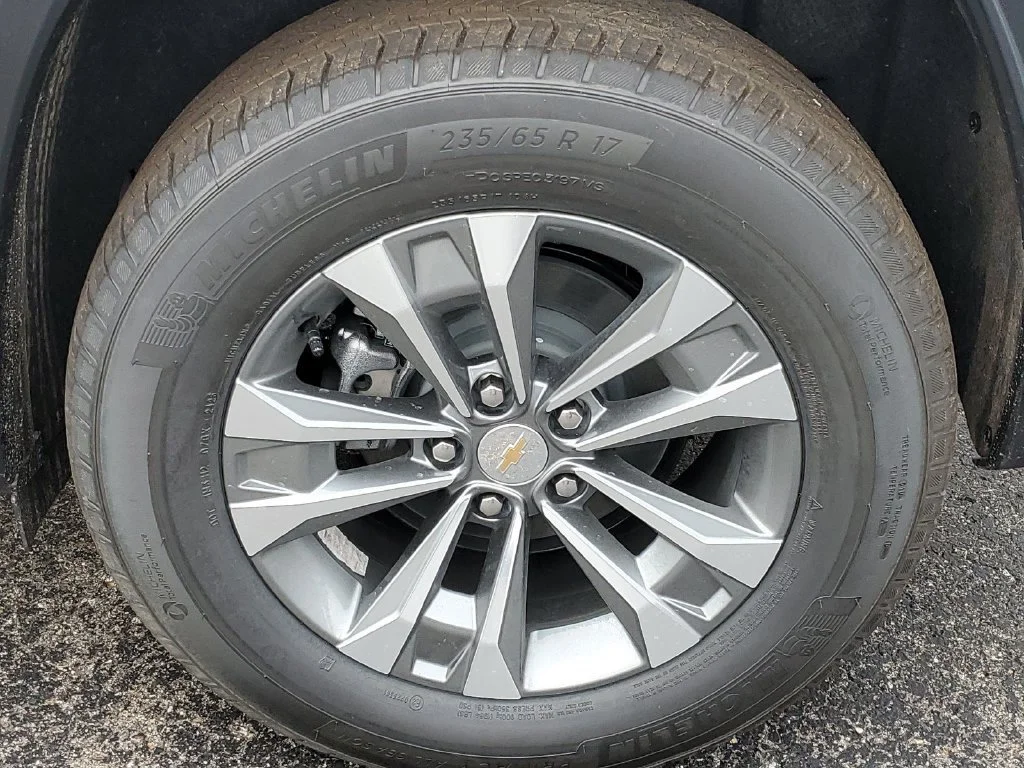 New 2027 Sterling Gray Metallic Chevrolet LT image 32