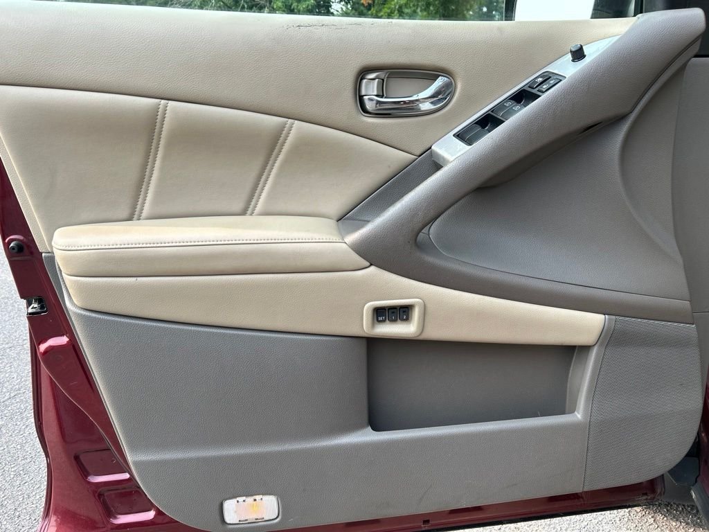 Used 2011 Red Nissan SL image 12