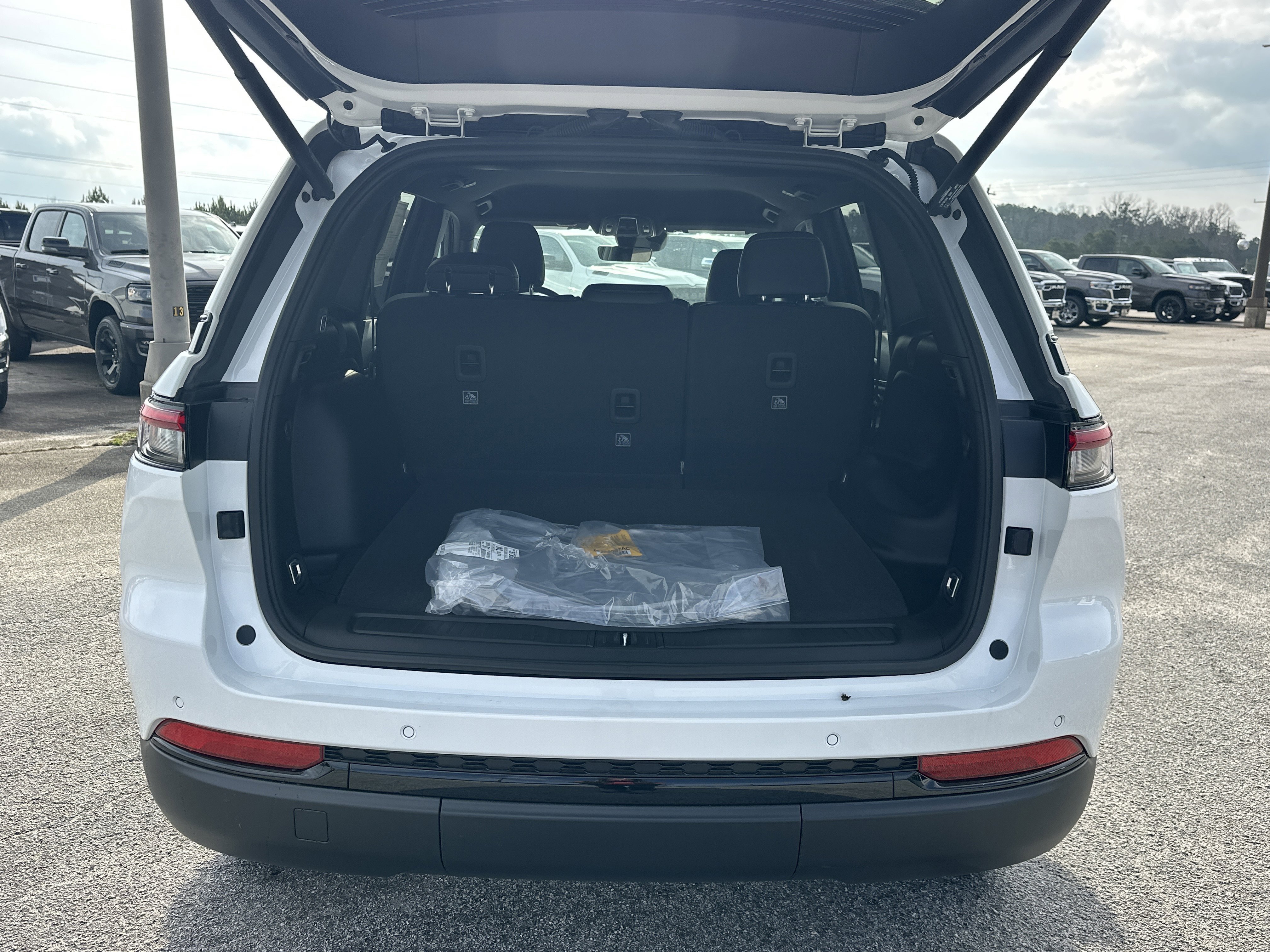 New 2025 Bright White Clear-Coat Exterior Paint Jeep Limited image 19