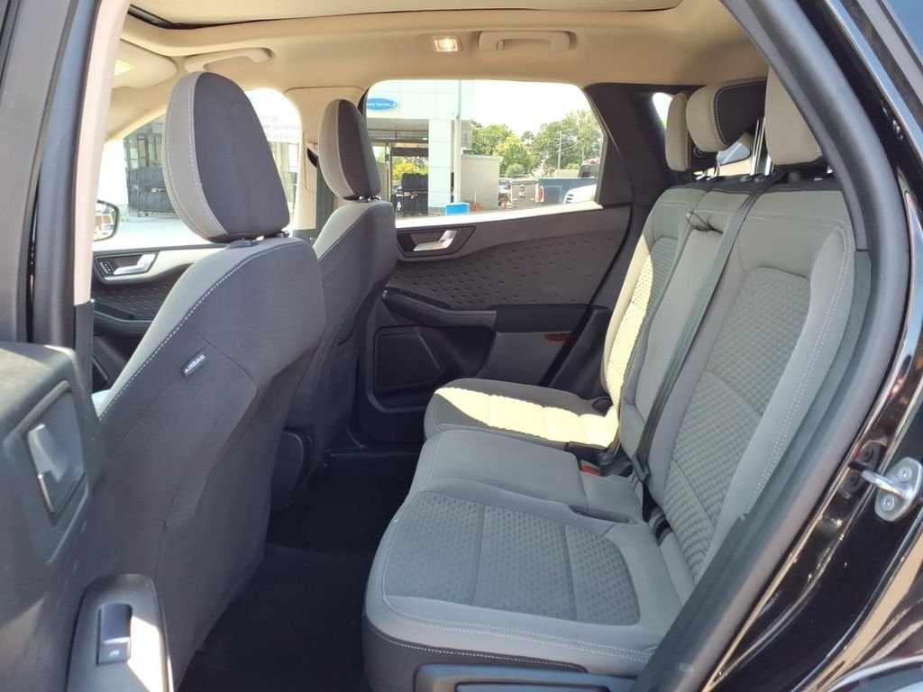 Used 2020 Black Metallic Ford SE image 4