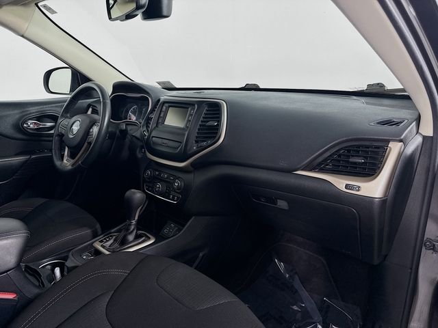 Used 2016 Gray Jeep Latitude image 27