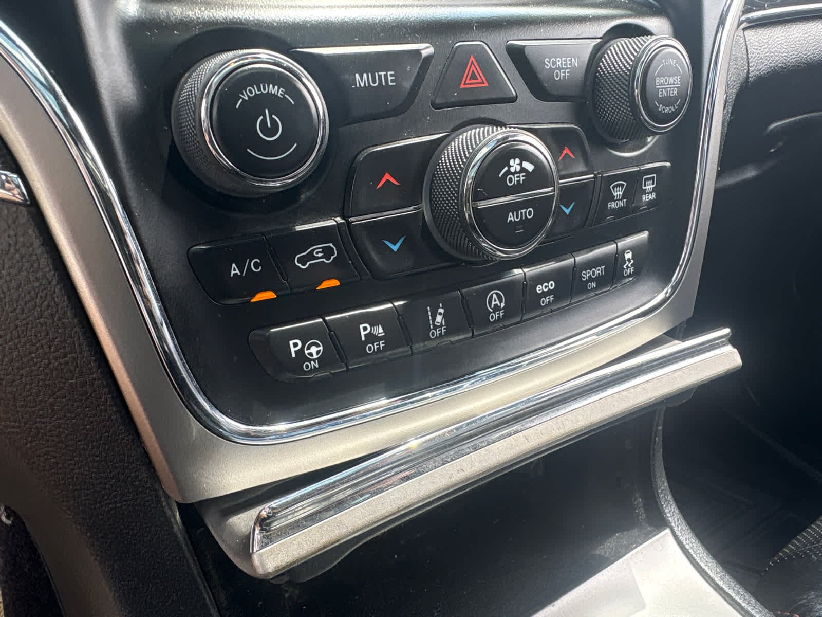 Used 2018 Billet Silver Metallic Clearcoat Jeep Trailhawk image 27