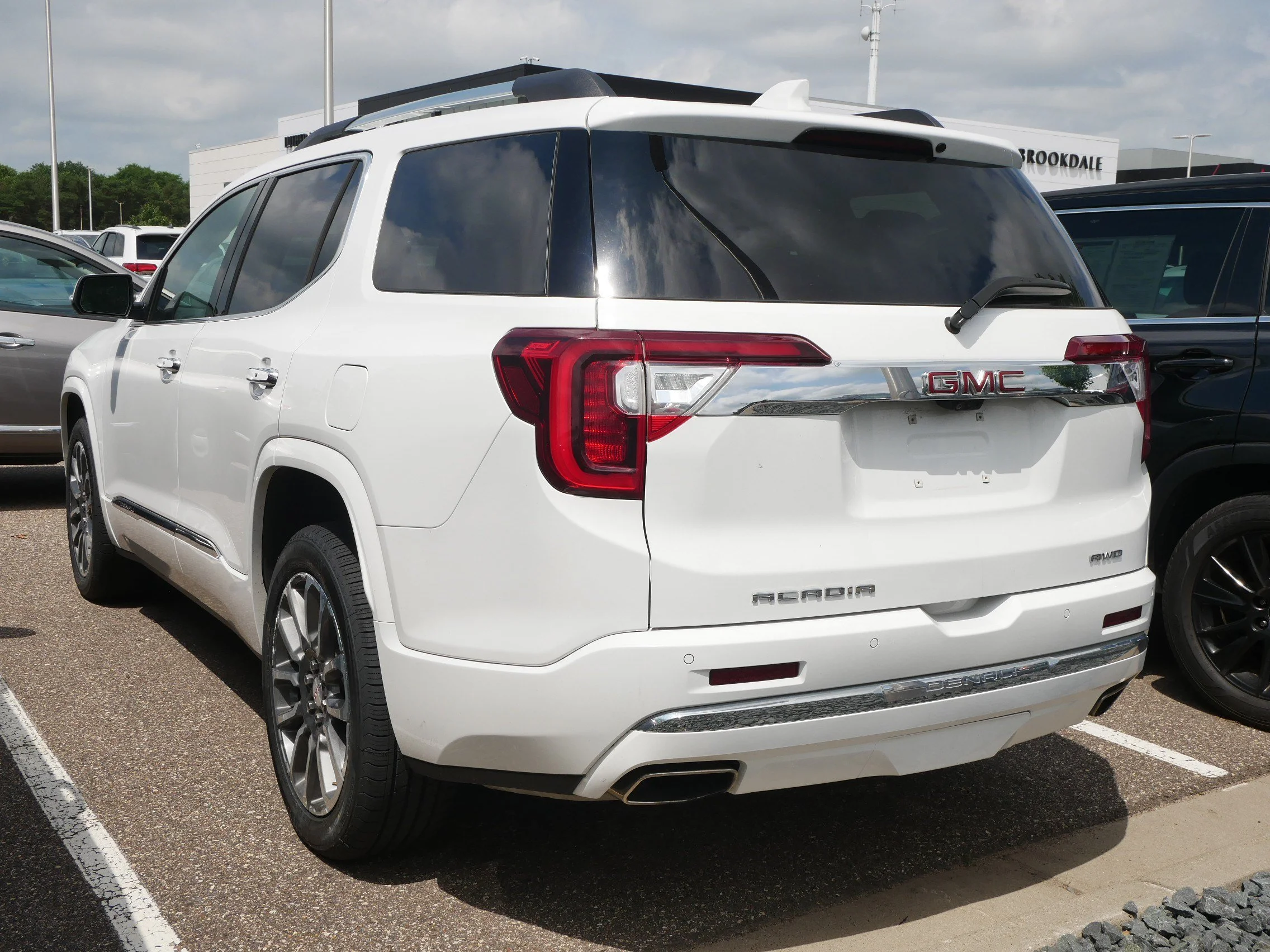 Used 2023 Summit White GMC Denali image 3