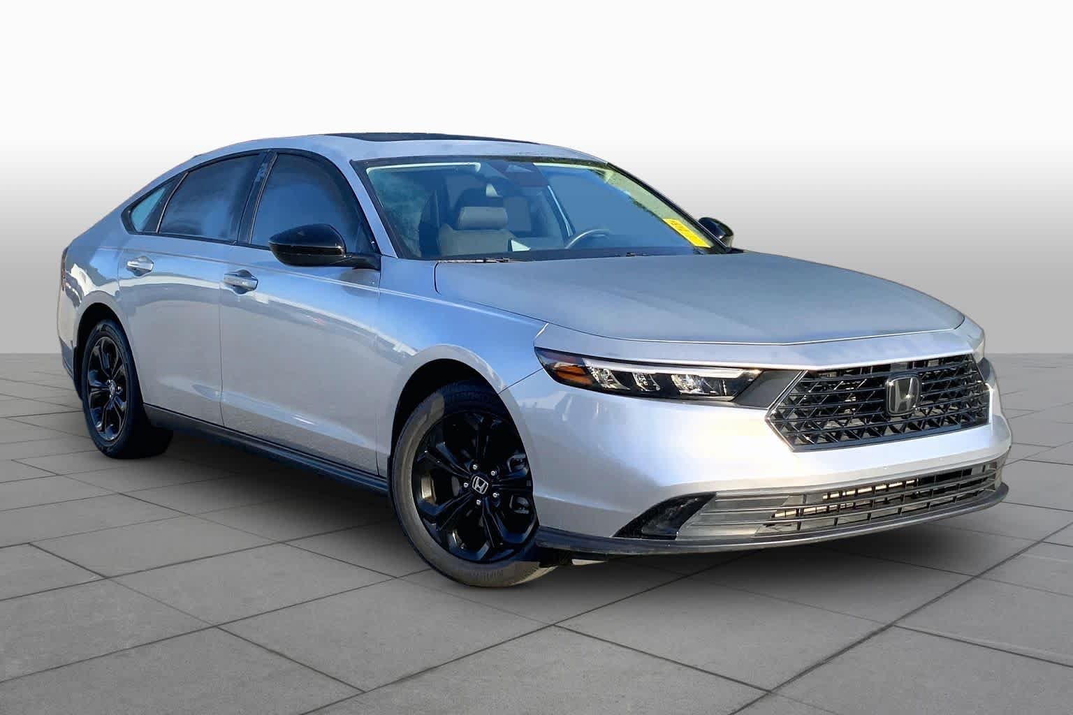 Used 2025 Solar Silver Metallic Honda SE image 3