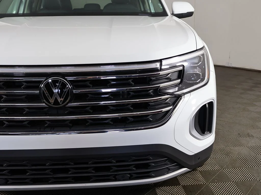 Used 2025 White Volkswagen 2.0T SE w/Technology image 15