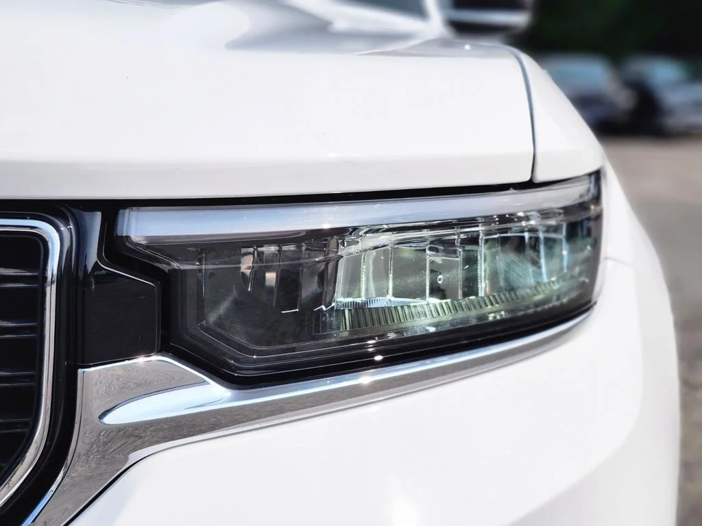 New 2025 Bright White Clear-Coat Exterior Paint Jeep Limited image 10