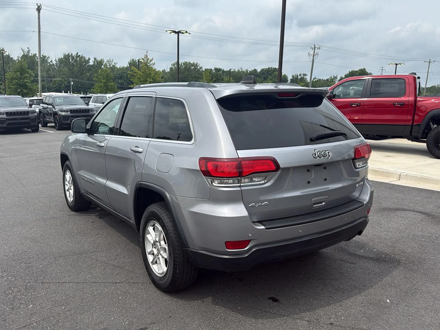 Used 2020 Billet Silver Metallic Jeep Laredo image 8