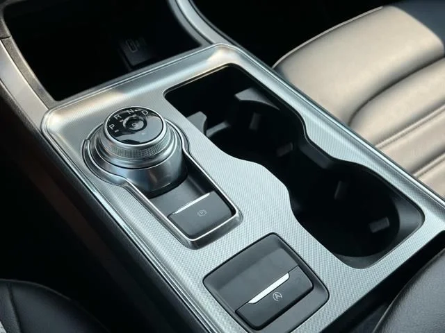 Used 2022 Black Ford SEL image 20