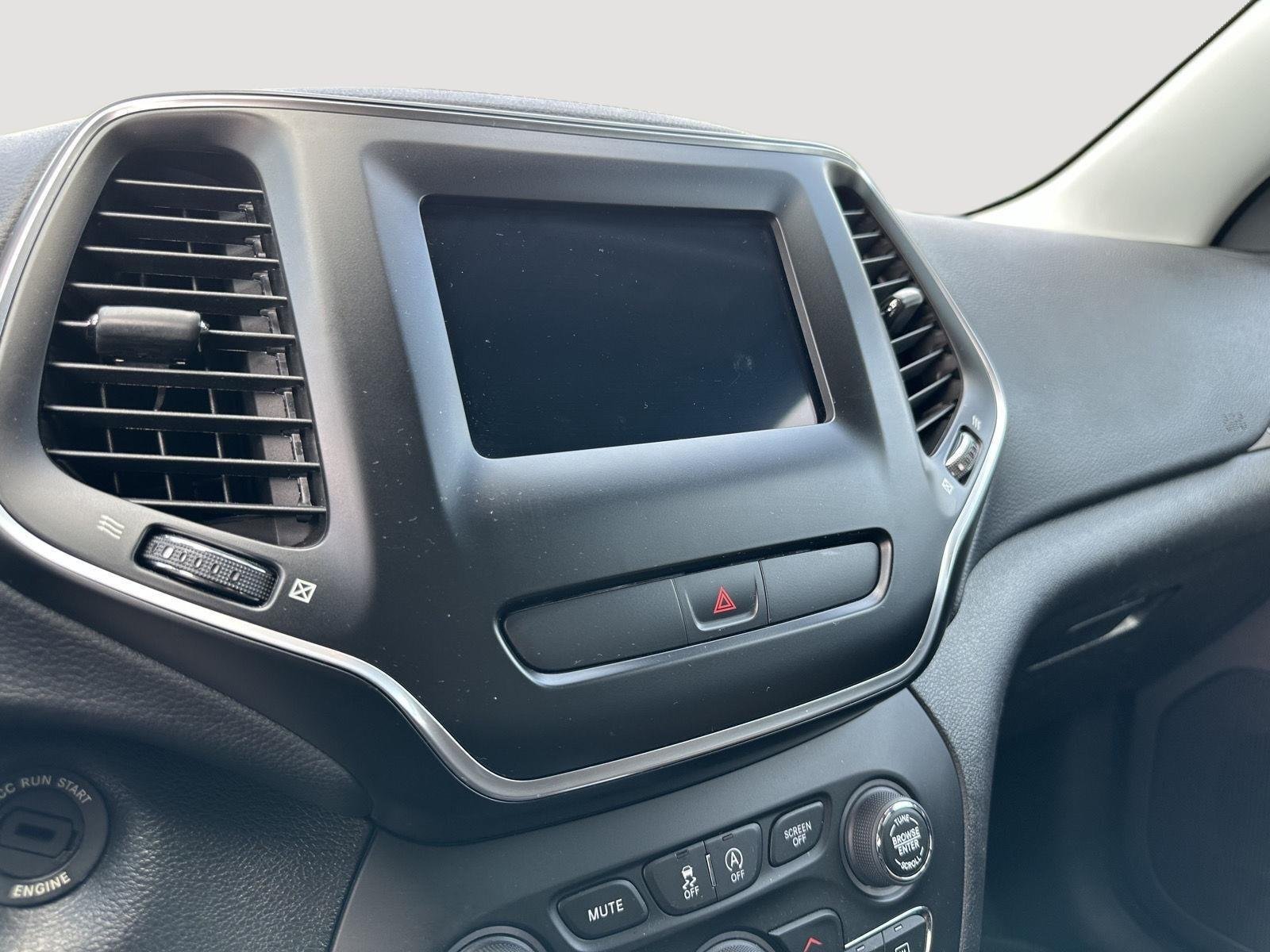 Used 2020 Light Brownstone Pearlcoat Jeep Latitude image 12