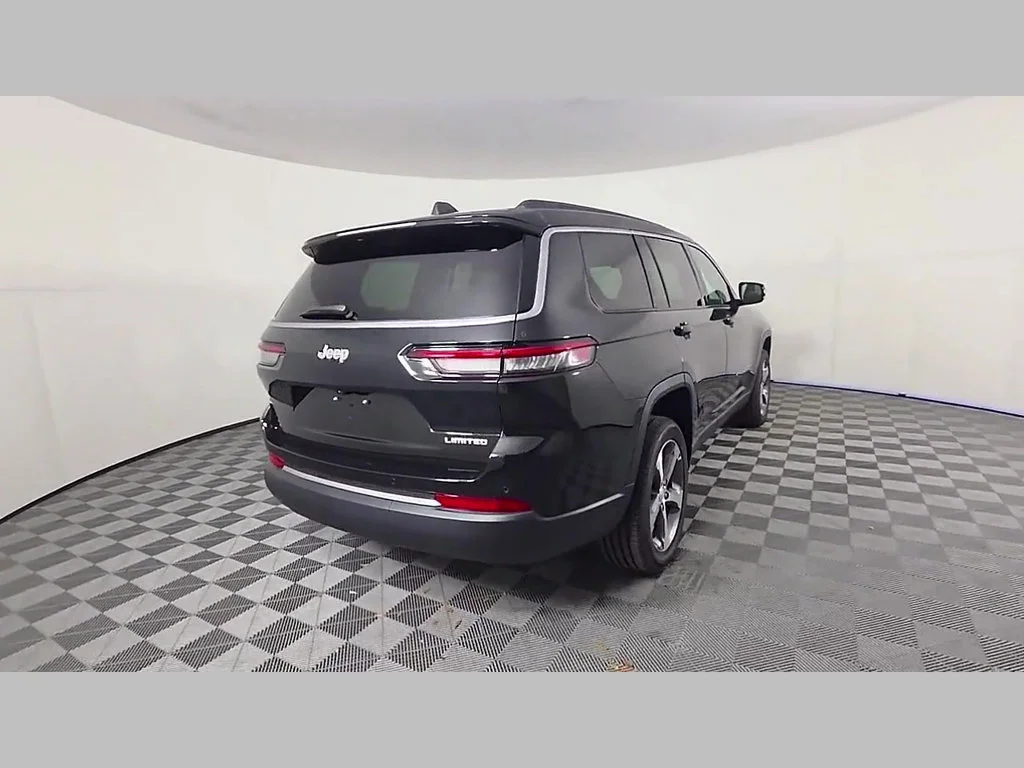 New 2026 Diamond Black Crystal Pearl-Coat Exterior Paint Jeep Limited image 26