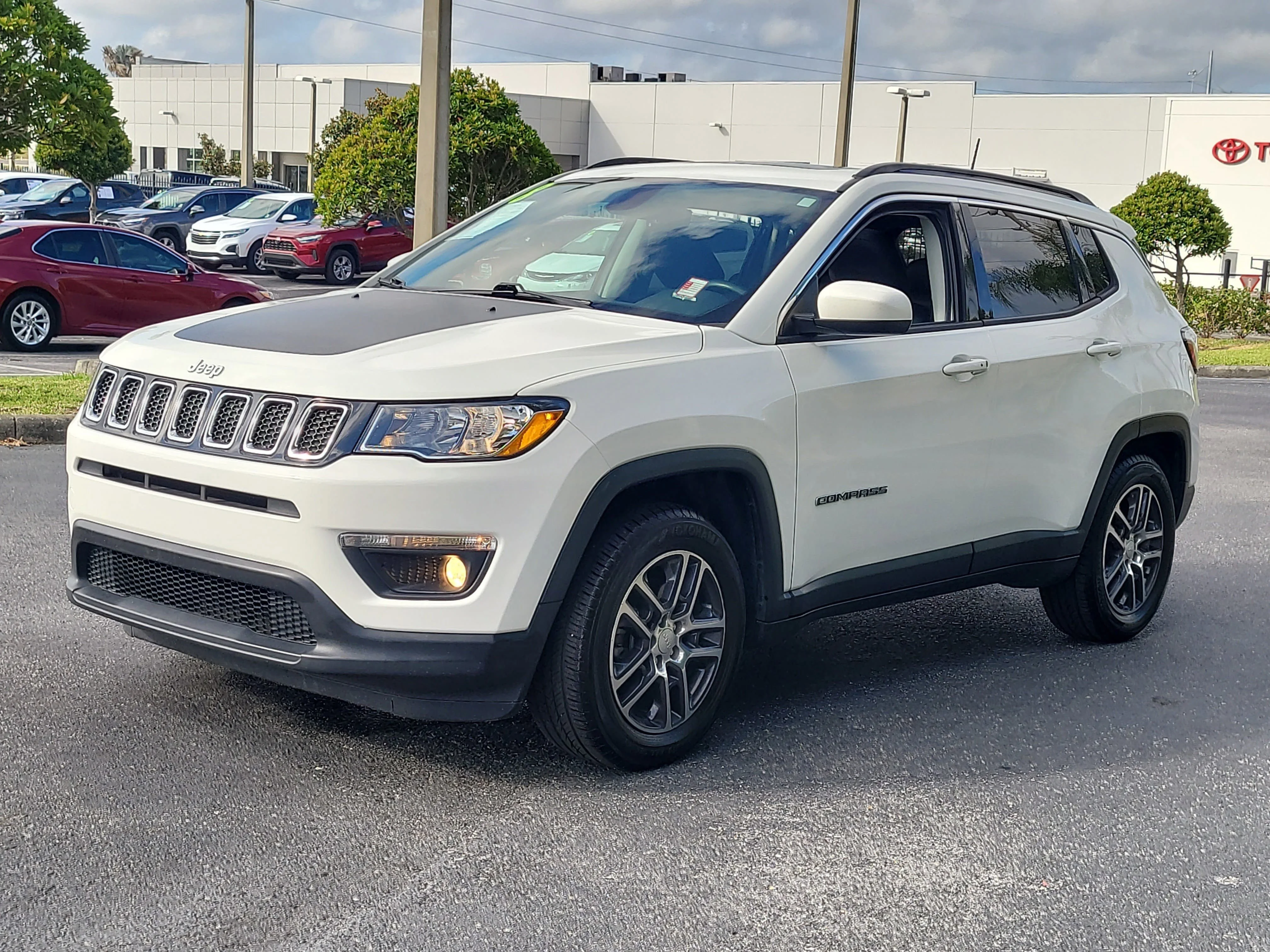 Used 2018 White Clearcoat Jeep Latitude image 12