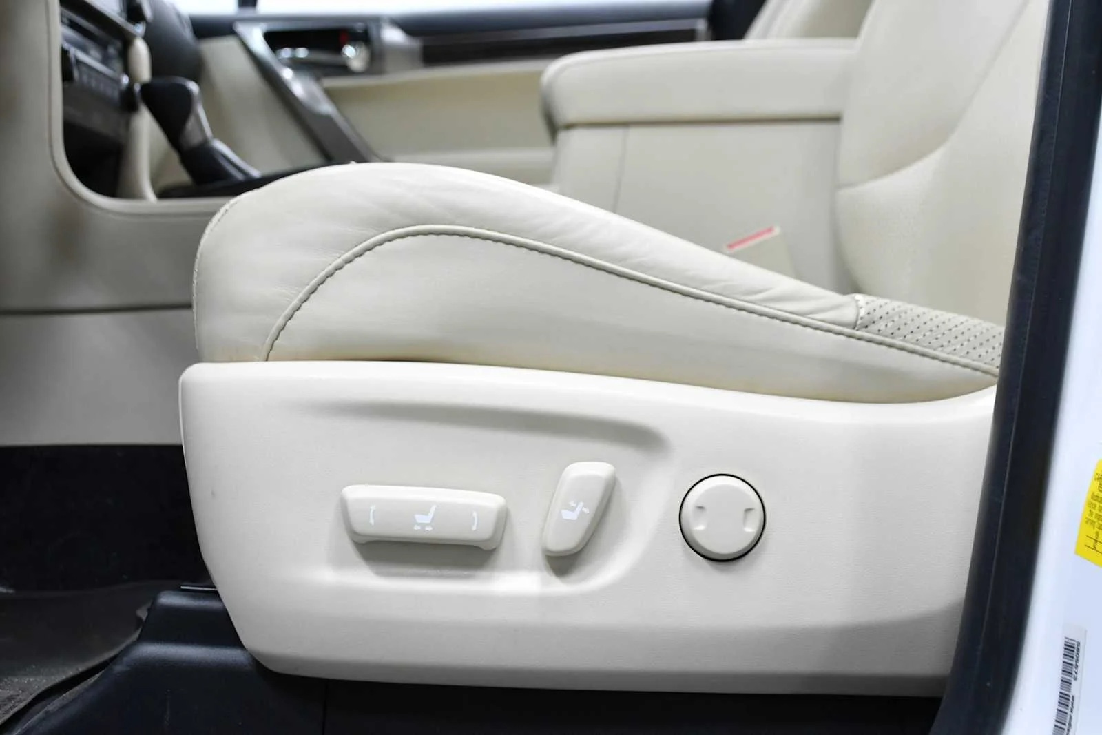 Used 2022 Starfire Pearl Lexus Luxury image 15