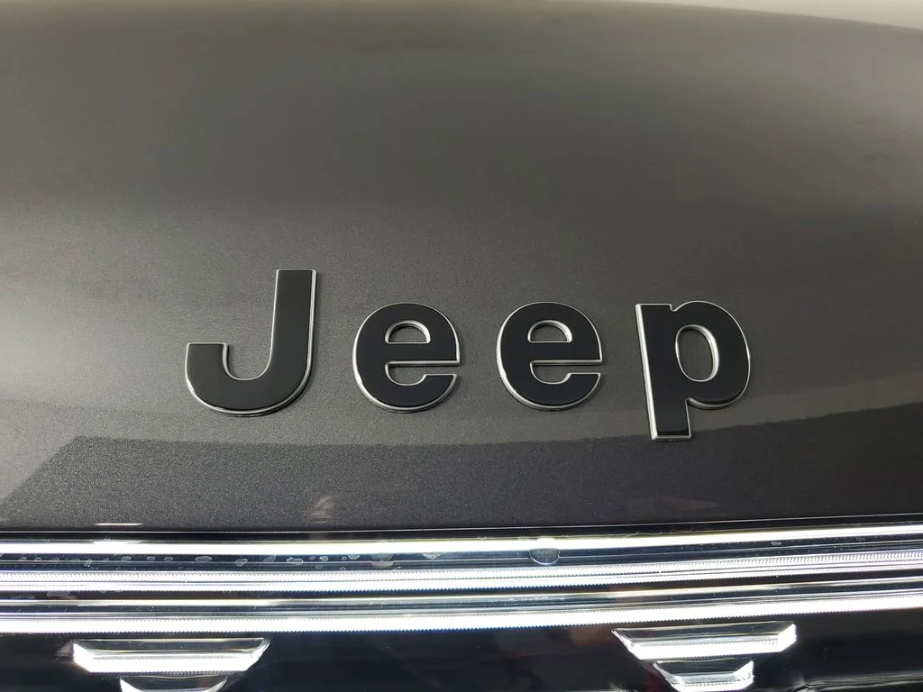 New 2026 Baltic-Gray Metallic Clear-Coat Exterior Paint Jeep Limited Altitude image 9