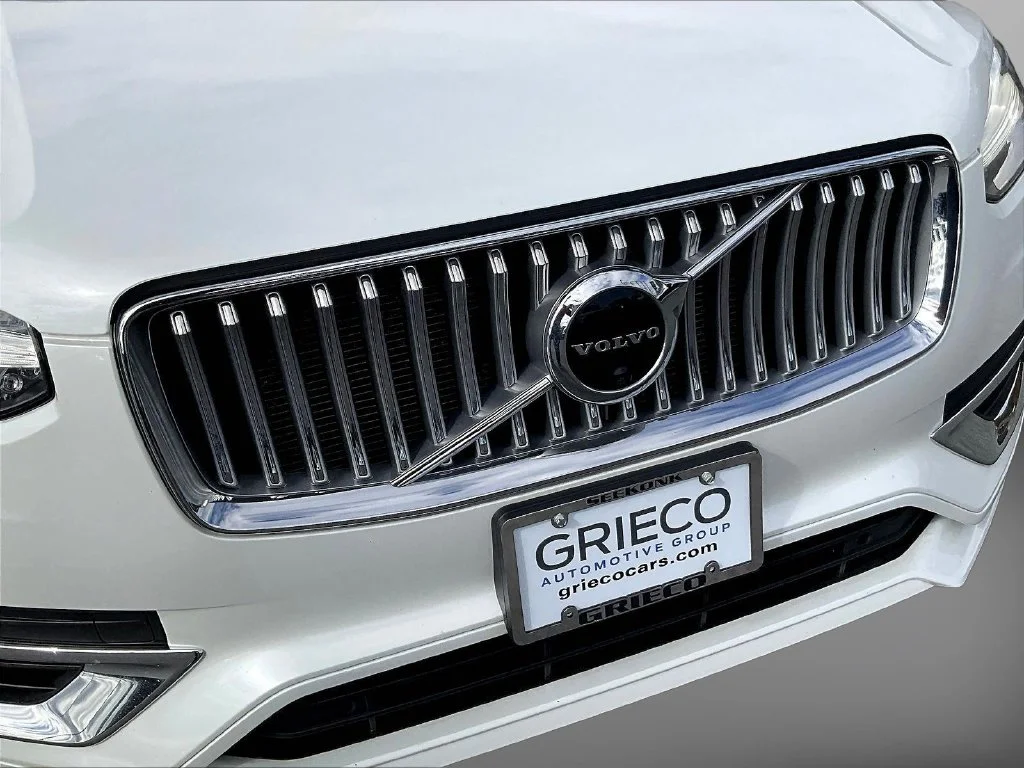 Used 2022 Crystal White Volvo T8 Inscription Extended Range 6P image 33