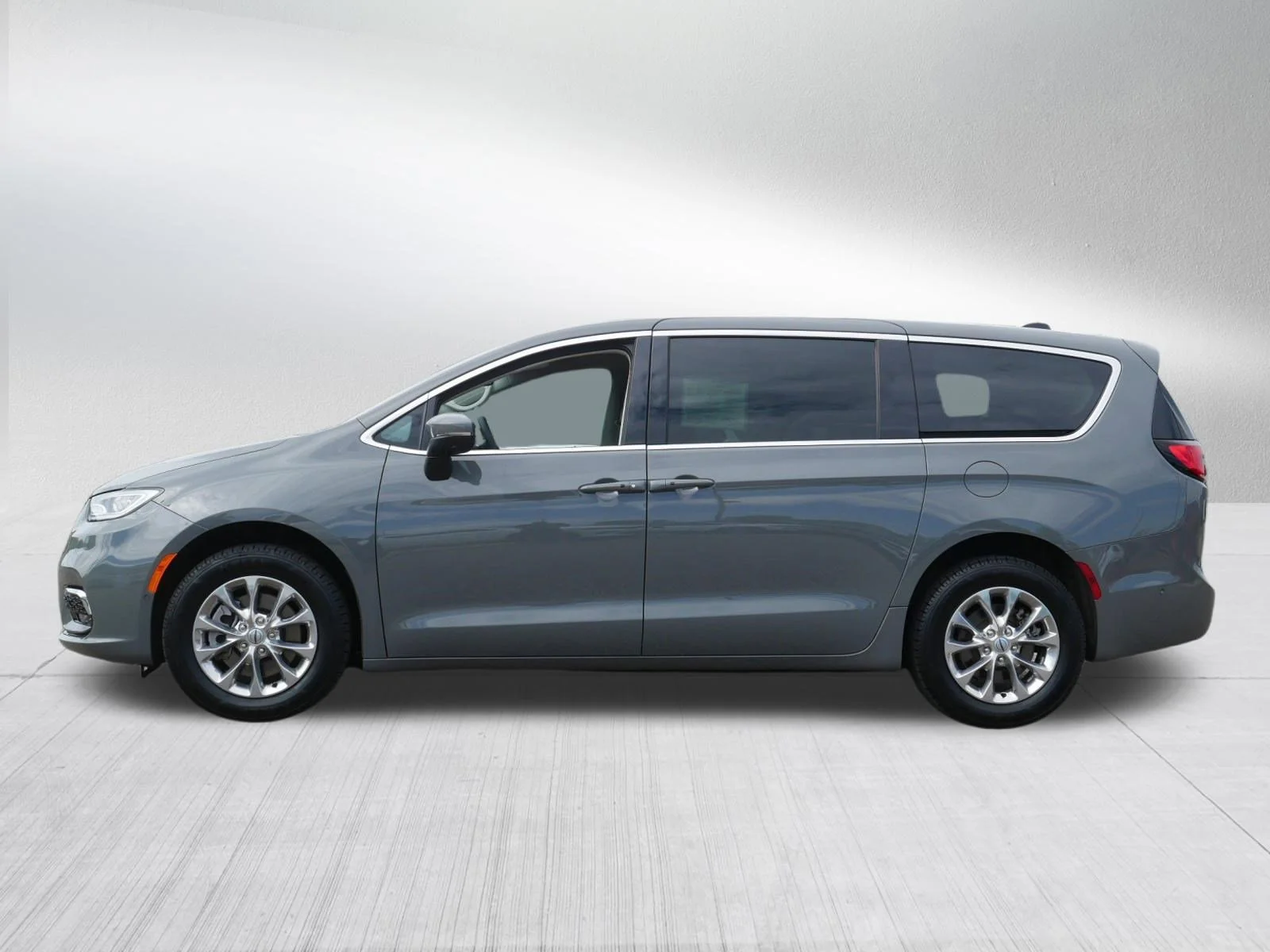Used 2023 Ceramic Gray Clearcoat Chrysler Touring L image 4