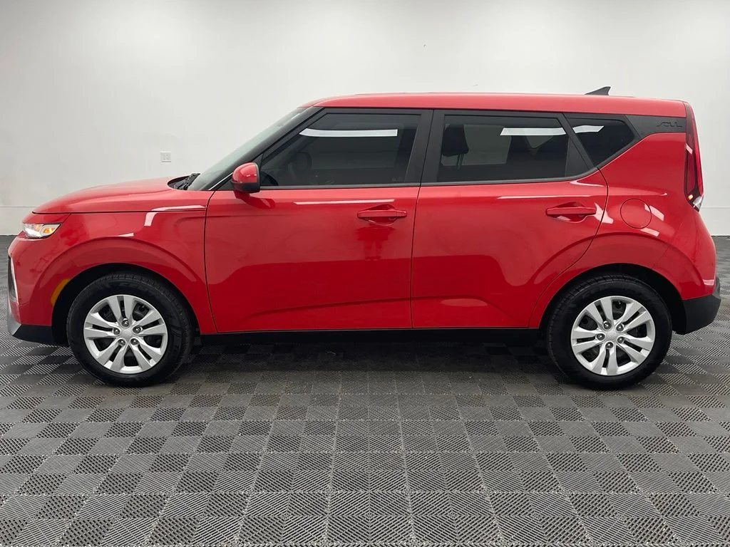 Used 2022 Inferno Red Kia LX image 10