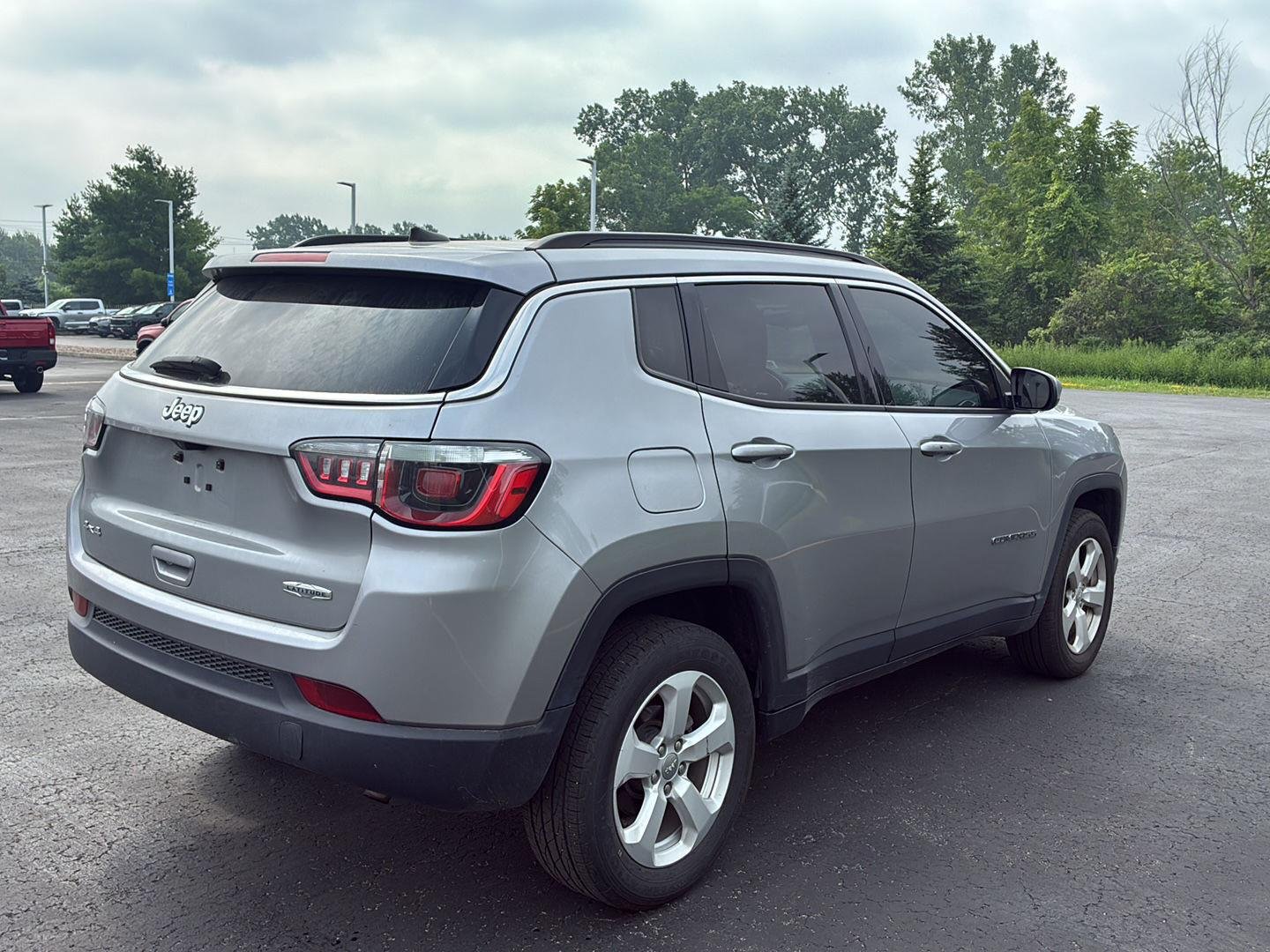 Used 2020 Billet Silver Metallic Clearcoat Jeep Latitude image 16