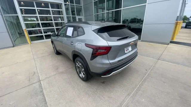 2025 Chevrolet Trax LT - Photo 8