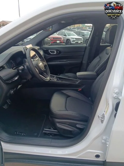 New 2026 Bright White Clearcoat Jeep Latitude image 9