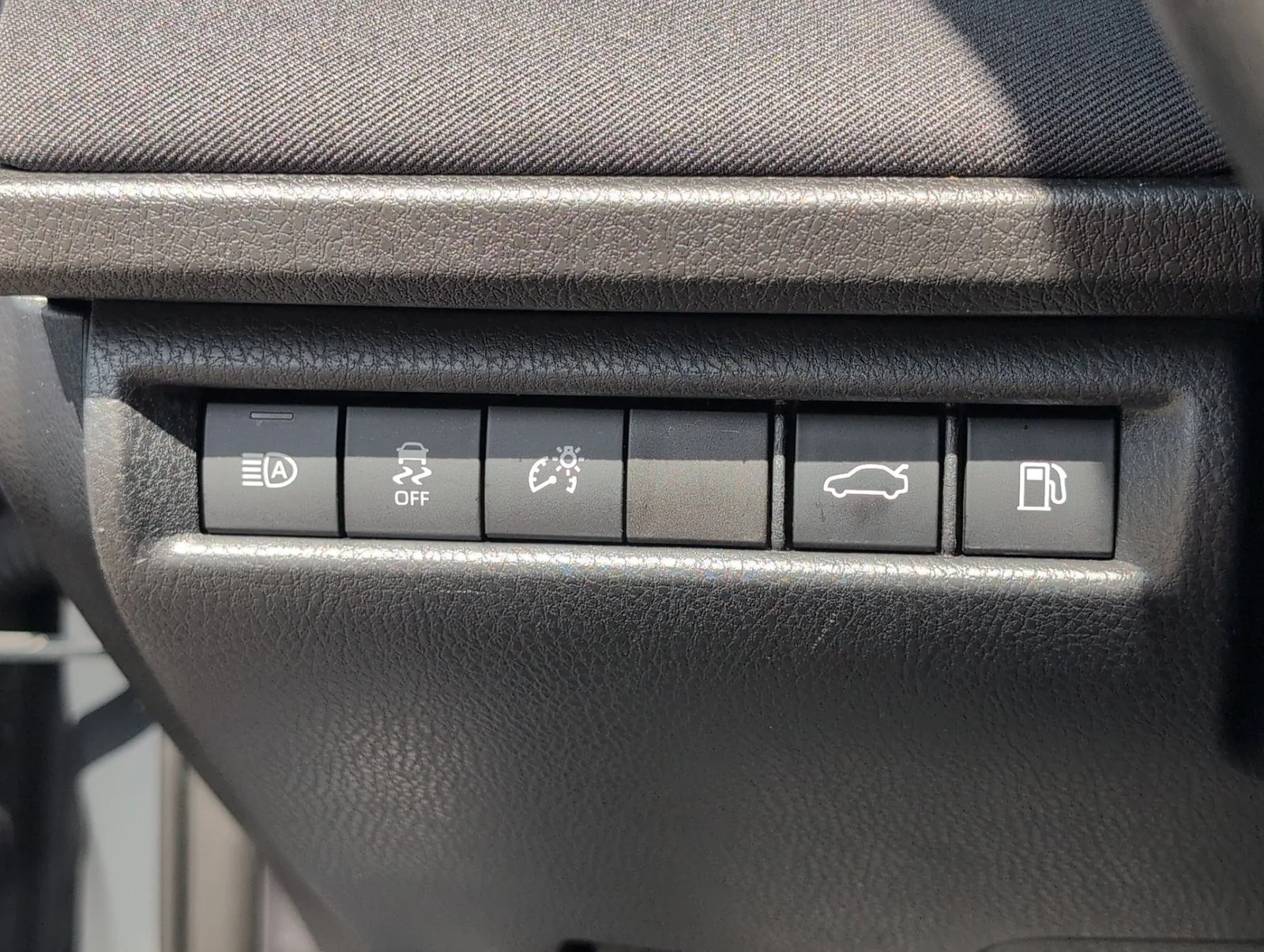 Used 2025  Toyota LE image 29