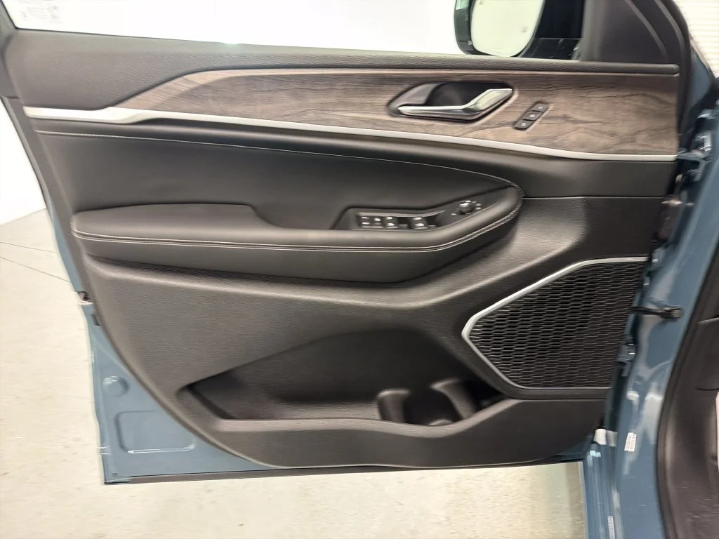 New 2027 Gray Jeep Limited image 18