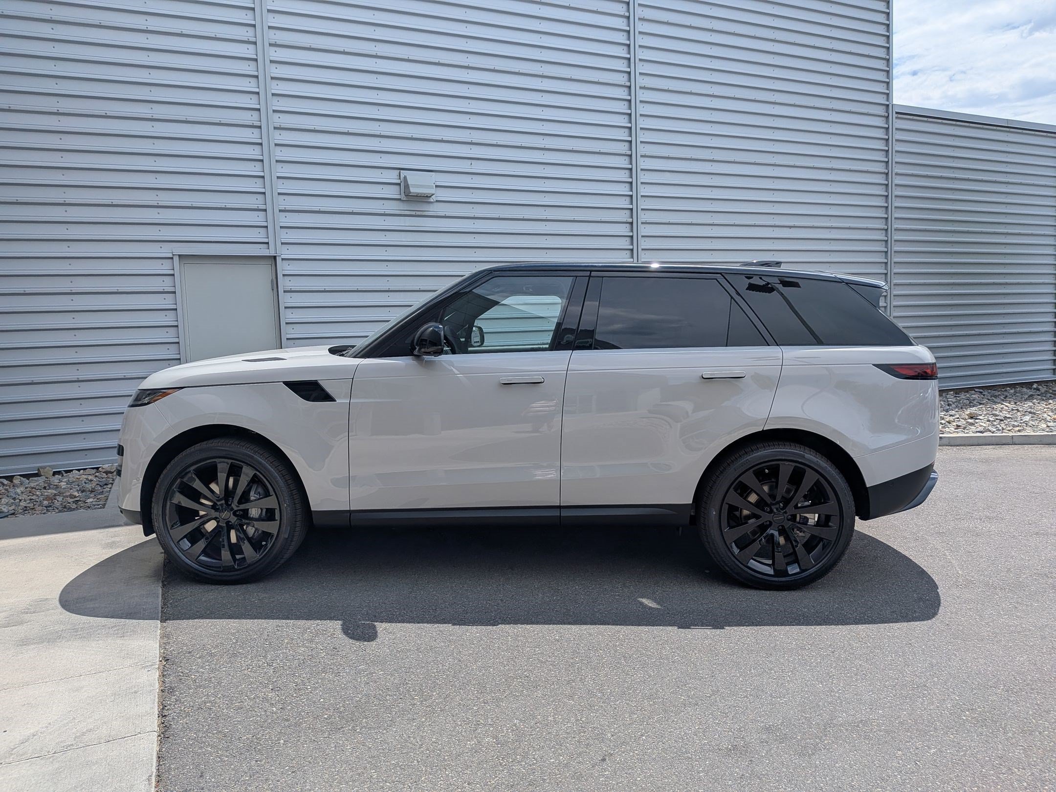 New 2026 Borasco Grey Land Rover P360 SE image 9