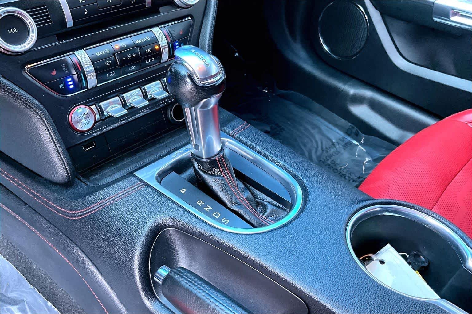 Used 2019 Magnetic Metallic Ford GT Premium image 16