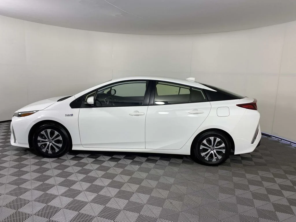 Used 2021 White Toyota LE image 5
