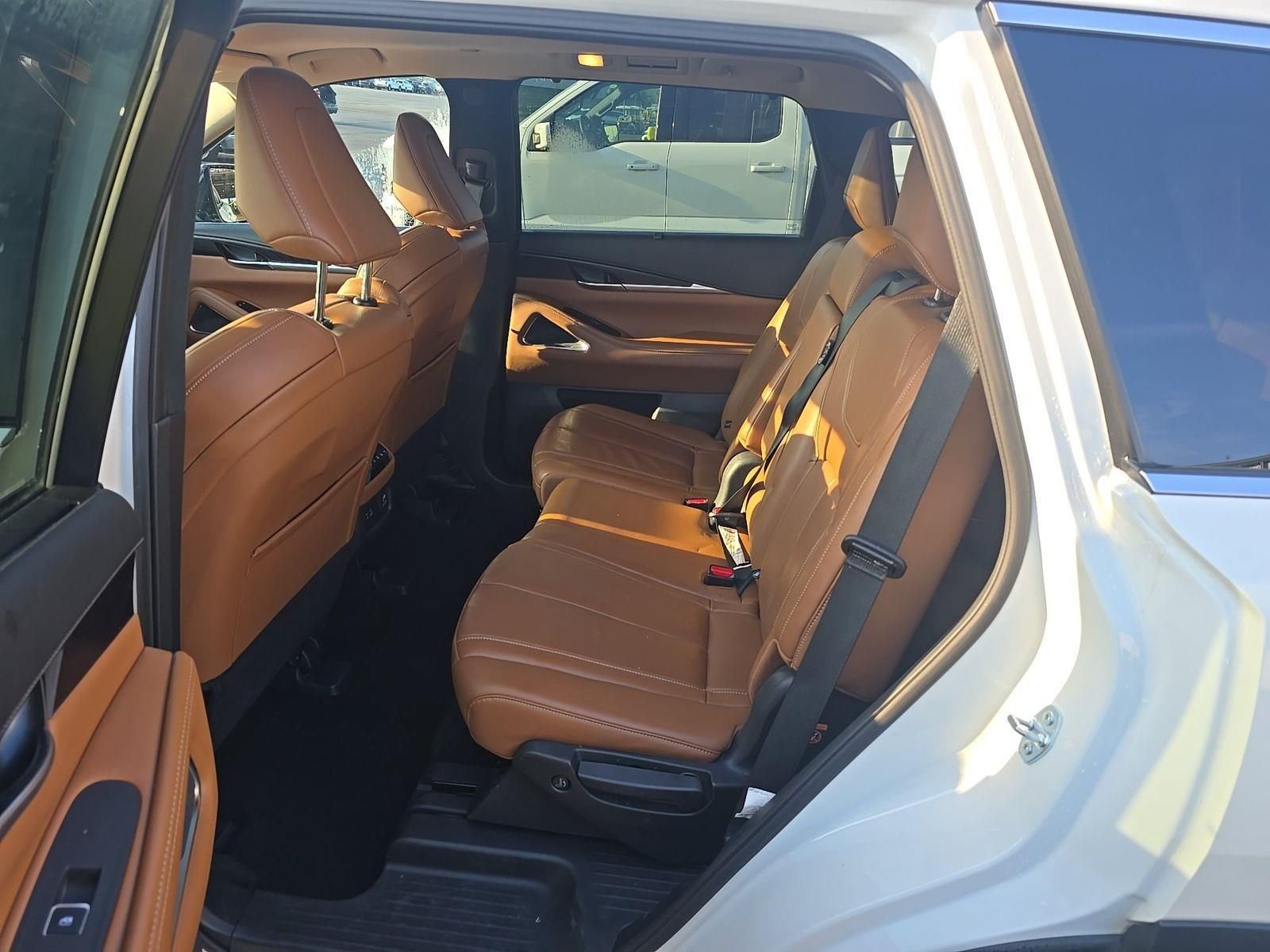 Used 2025 White INFINITI Sensory image 4