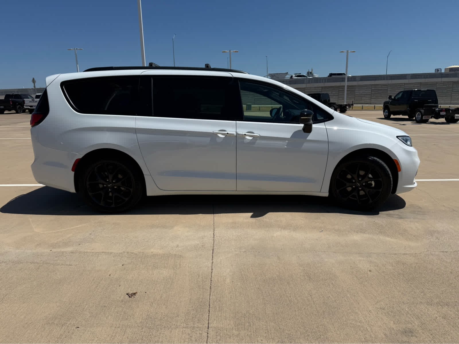 Used 2025 Bright White Clearcoat Chrysler Limited image 5