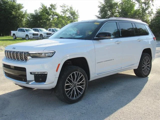 Used 2023 White/off-white Jeep Summit image 2
