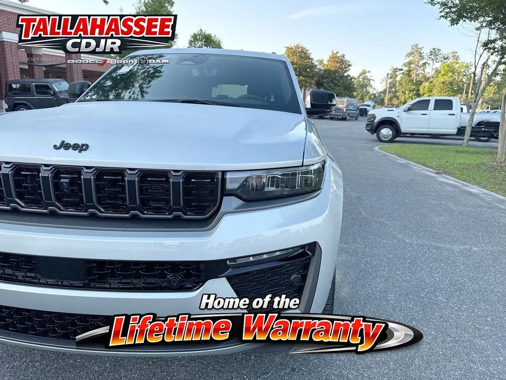 New 2026 Silver Zynith Exterior Paint Jeep Limited Reserve image 10