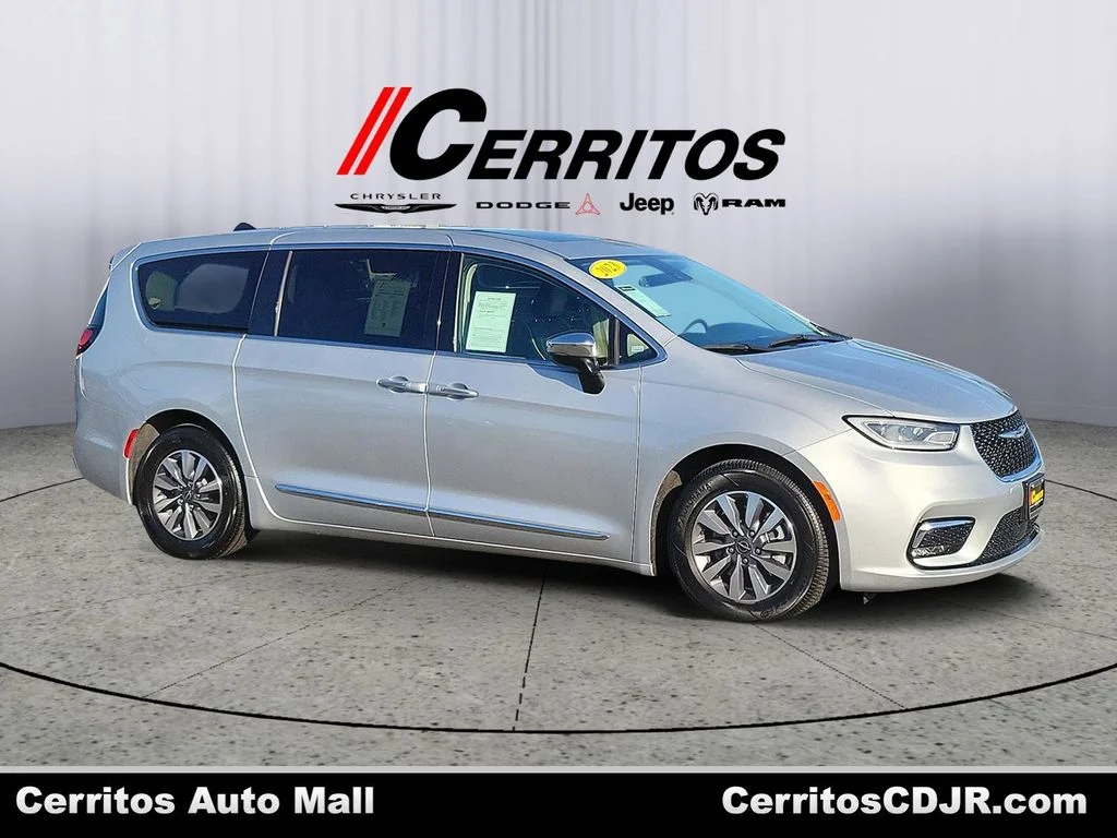 2023 Chrysler Pacifica Hybrid Limited Hybrid's photo