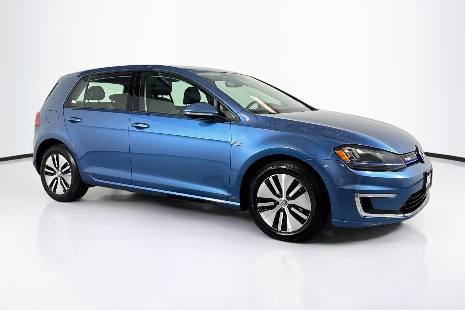 Used 2016 Pacific Blue Volkswagen SEL Premium image 3