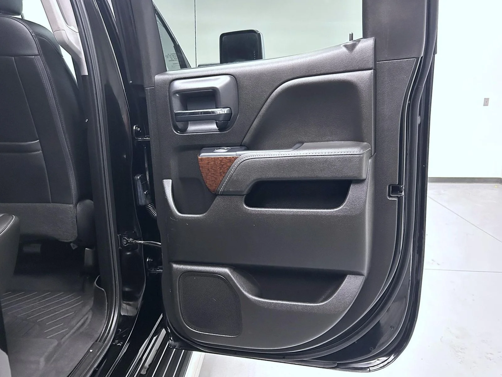 Used 2018 Black GMC SLT image 17