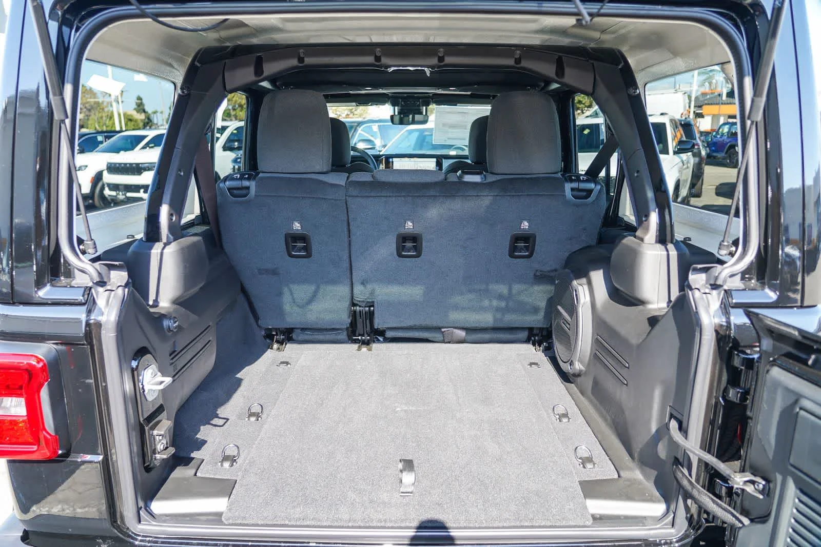 2025 Jeep Wrangler 4-Door Sahara - Photo 12
