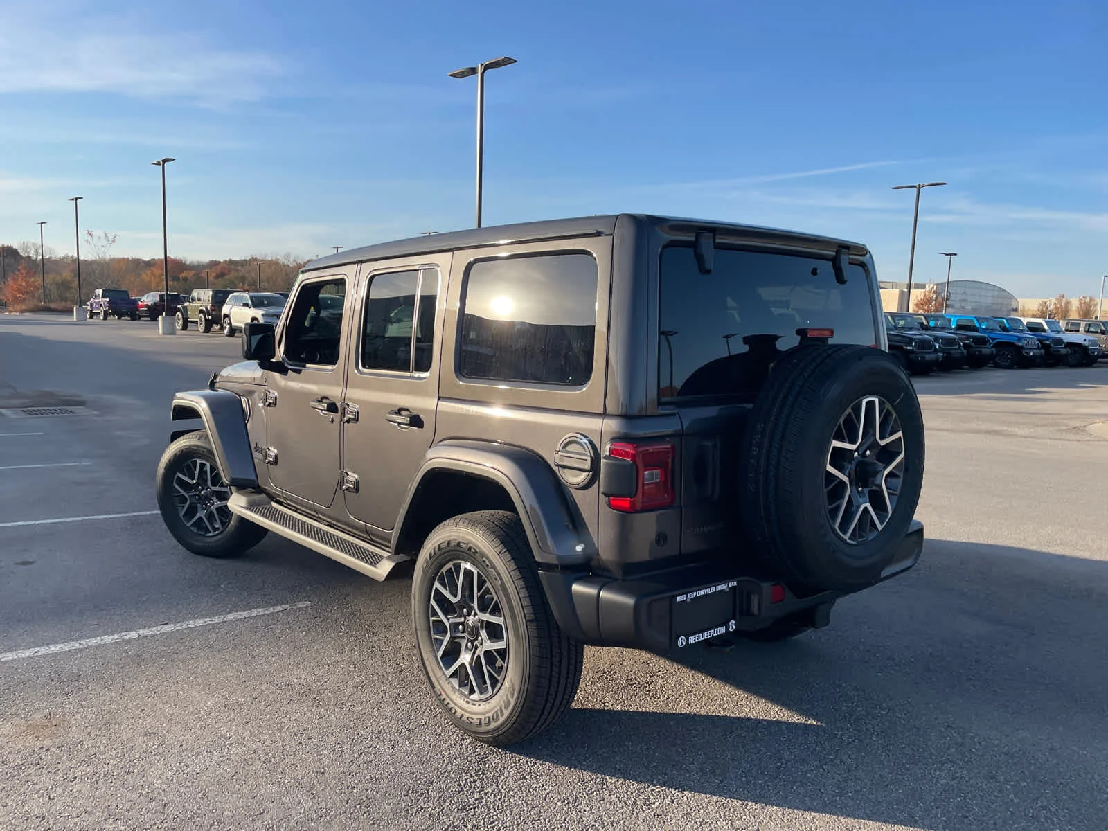 New 2026 Granite Crystal Metallic Clearcoat Jeep Sahara image 7