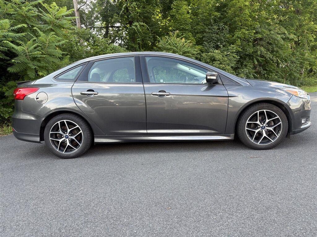 Used 2016 Magnetic Ford SE image 2