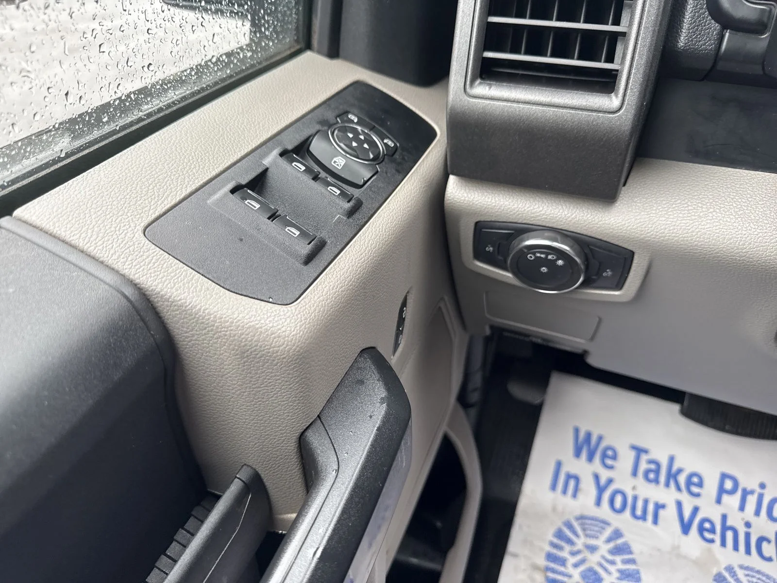 Used 2019 White Ford XL image 23