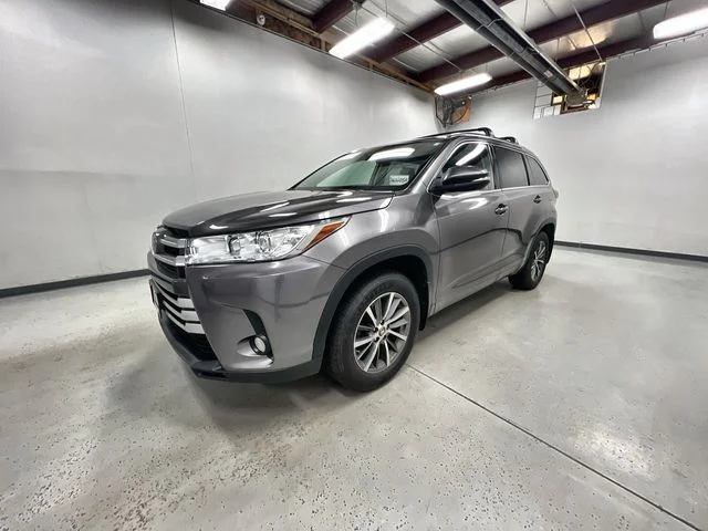 Used 2018 Gray Toyota XLE image 4